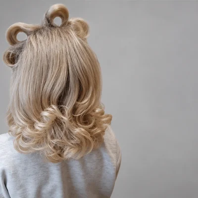 Blonde wavy bob with movement
